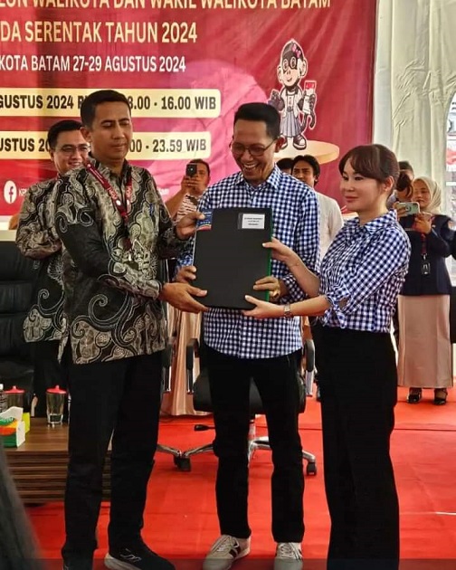 Didukung 11 Partai, Amsakar-Li Claudia Daftar ke KPU Batam